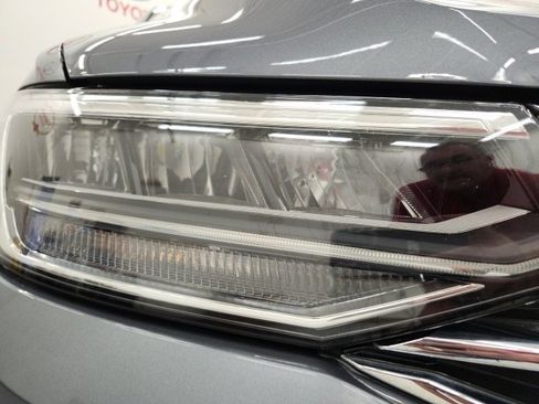 Used 2022 Volkswagen Tiguan SE w/ Panoramic Sunroof Package image 10