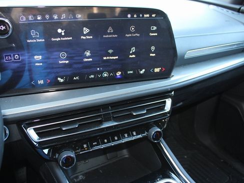 Used 2024 Chevrolet Traverse LS image 7