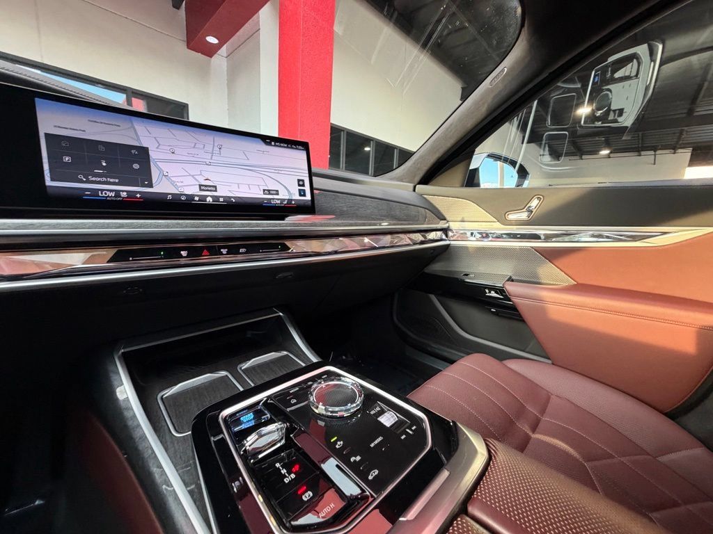 Used 2023 BMW i7 xDrive60 AWD/4WD image 25