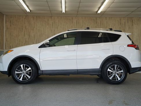 Used 2016 Toyota RAV4 XLE w/ Cargo Management Package FWD image 5