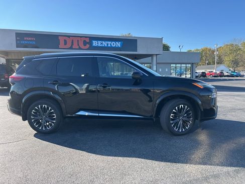 Used 2024 Nissan Rogue Platinum w/ Platinum Premium Package image 3