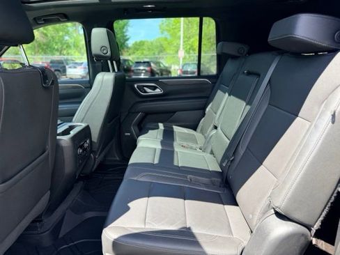 Used 2022 Chevrolet Suburban LT w/ Luxury Package AWD/4WD image 27