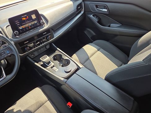 Used 2024 Nissan Rogue SV image 12