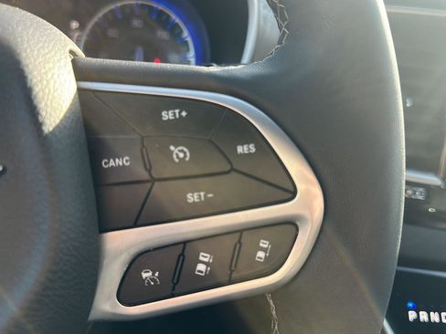 Used 2025 Chrysler Pacifica Select image 26