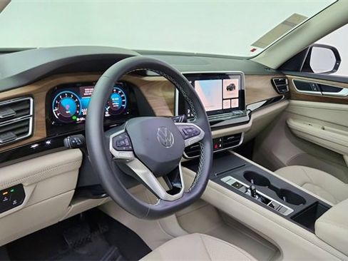 Used 2025 Volkswagen Atlas SE image 18