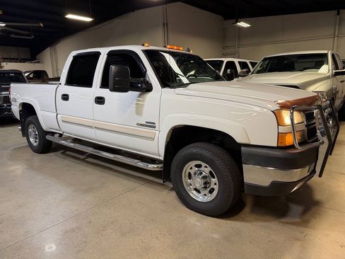 Used 2006 Chevrolet Silverado 2500 LT w/ Heavy-Duty Power Package AWD/4WD image 1