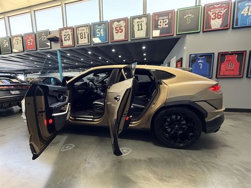 Used 2024 Lamborghini Urus Performante AWD/4WD image 9