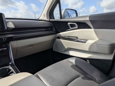 Used 2024 Kia Carnival EX FWD image 17