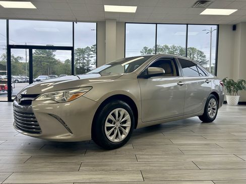 Used 2017 Toyota Camry LE image 3
