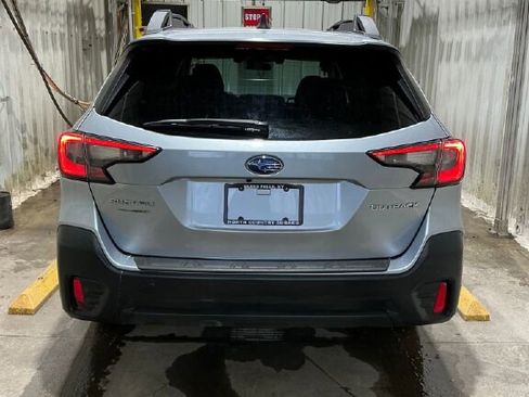 Used 2021 Subaru Outback Premium image 2