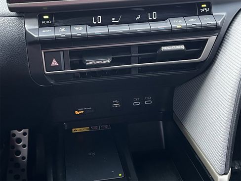 Used 2025 Toyota Camry Hybrid image 18