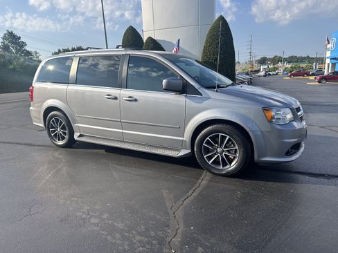 Used 2017 Dodge Grand Caravan SXT FWD image 1