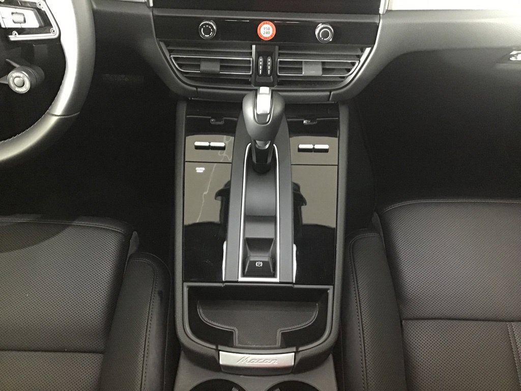Certified 2026 Porsche Macan AWD/4WD image 23