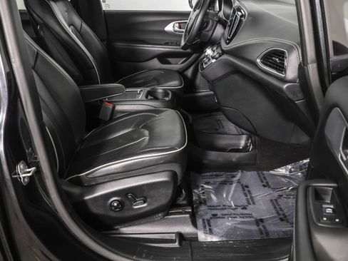 Used 2018 Chrysler Pacifica Limited w/ S Appearance Package image 47