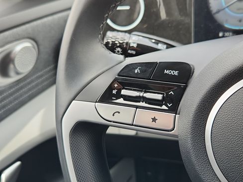 Used 2025 Hyundai Elantra Limited image 19