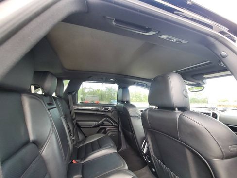 Used 2016 Porsche Cayenne S w/ Premium Plus Package AWD/4WD image 18