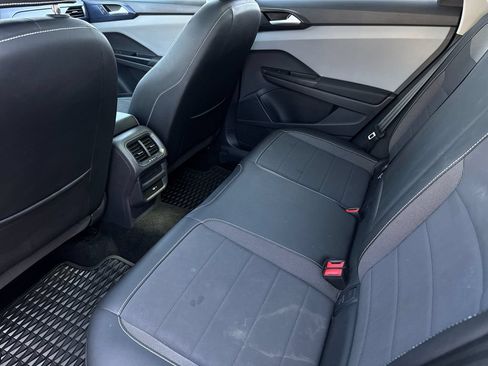 Used 2023 Volkswagen Taos SE w/ Panoramic Sunroof Package FWD image 12