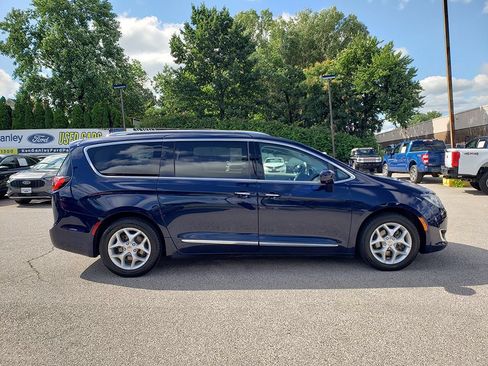 Used 2018 Chrysler Pacifica Touring-L w/ Advanced Safetytec Group FWD image 4