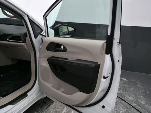 Used 2023 Chrysler Pacifica Touring-L image 10