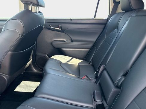 Used 2021 Toyota Highlander XLE AWD/4WD image 13