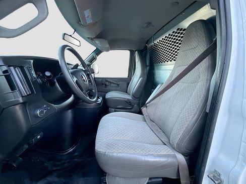 Used 2018 GMC Savana 2500 image 18