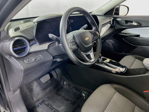 Used 2024 Chevrolet Trax LT w/ Sunroof Package FWD image 9