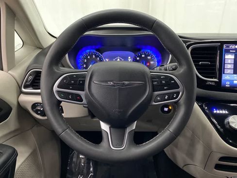 Used 2024 Chrysler Pacifica Touring-L FWD image 20