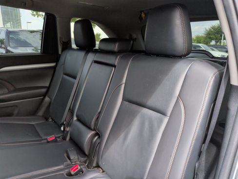 Used 2019 Toyota Highlander XLE AWD/4WD image 38