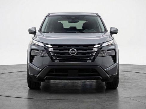 Used 2025 Nissan Rogue SV image 2