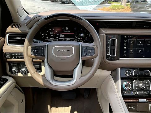 Used 2023 GMC Yukon Denali w/ Advanced Technology Package image 6