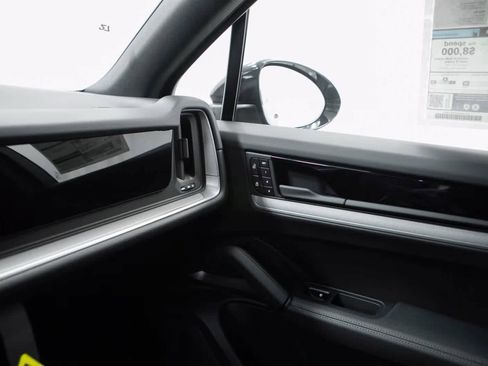 Certified 2026 Porsche Cayenne AWD/4WD image 32