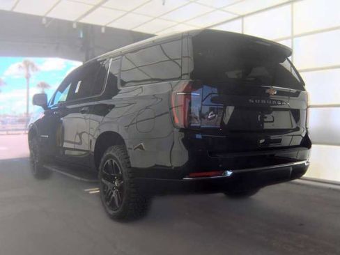 Used 2025 Chevrolet Suburban LS RWD image 4