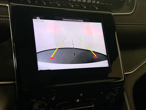 Used 2023 Jeep Grand Cherokee L Laredo image 12