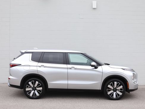 Used 2025 Mitsubishi Outlander SE AWD/4WD image 8