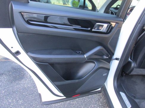 Used 2020 Porsche Cayenne image 32