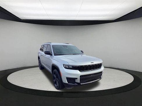 Used 2023 Jeep Grand Cherokee L Laredo image 2