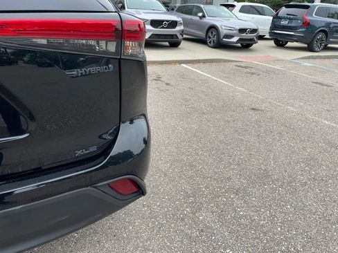 Used 2022 Toyota Highlander XLE AWD/4WD image 9