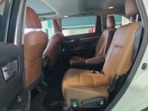 Used 2018 Toyota Highlander Limited FWD image 3