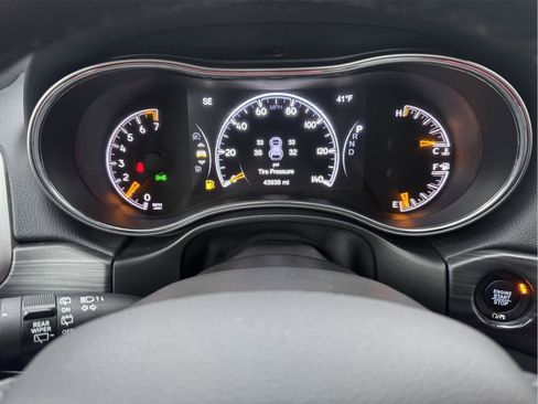 Used 2022 Jeep Grand Cherokee Laredo X image 21