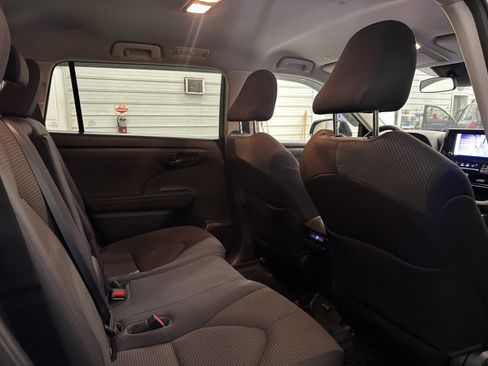 Used 2023 Toyota Highlander LE image 32