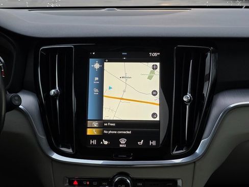 Used 2020 Volvo V60 T5 Cross Country image 22