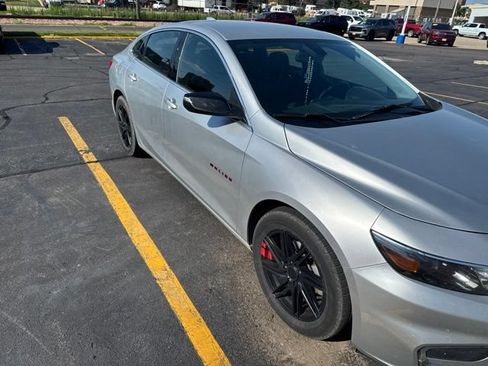 Used 2018 Chevrolet Malibu LT w/ Leather Package FWD image 3