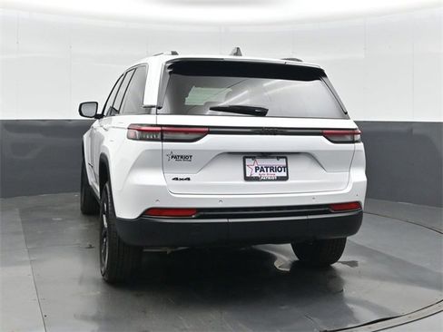 New 2025 Jeep Grand Cherokee Altitude image 10