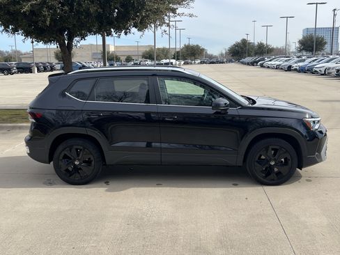 Certified 2025 Volkswagen Taos SE w/ Panoramic Sunroof Package image 11