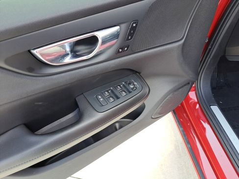 Used 2021 Volvo S60 T5 Momentum w/ Premium Package image 16