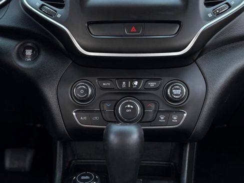 Used 2019 Jeep Cherokee Latitude Plus AWD/4WD image 21