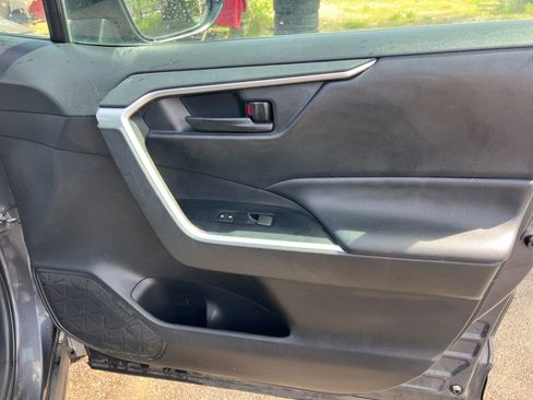 Used 2019 Toyota RAV4 LE w/ Carpet Mat Package image 17