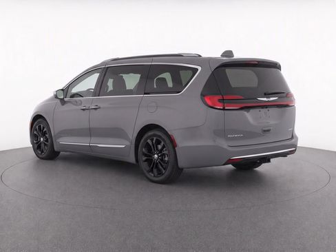 Used 2022 Chrysler Pacifica Pinnacle AWD/4WD image 3