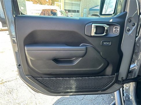 Used 2023 Jeep Gladiator Sport image 10