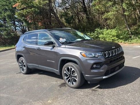 Used 2022 Jeep Compass Limited image 3